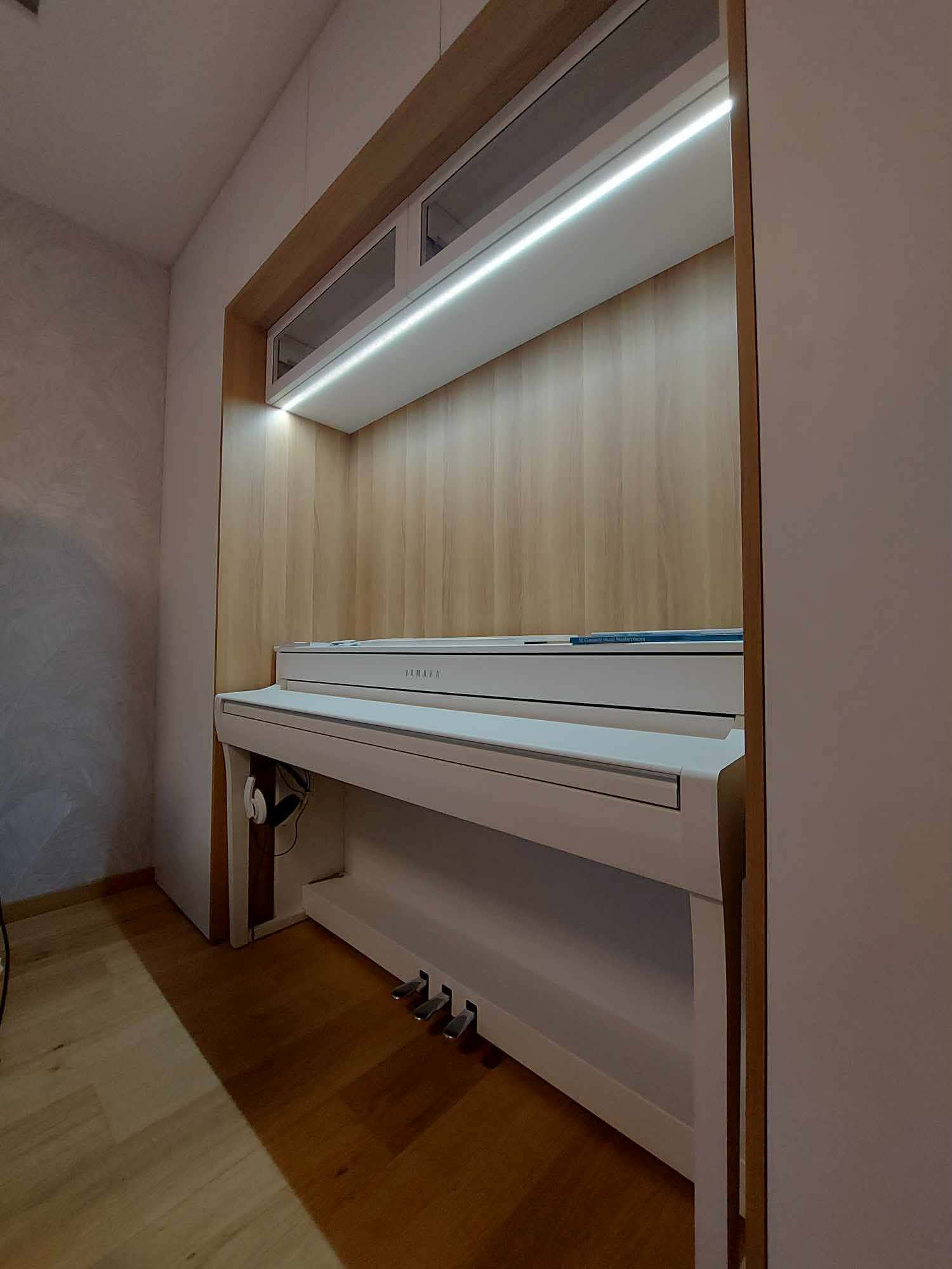 Drevená nika pre piano — Interiér, zákazková práca Stolárstva Iľaš