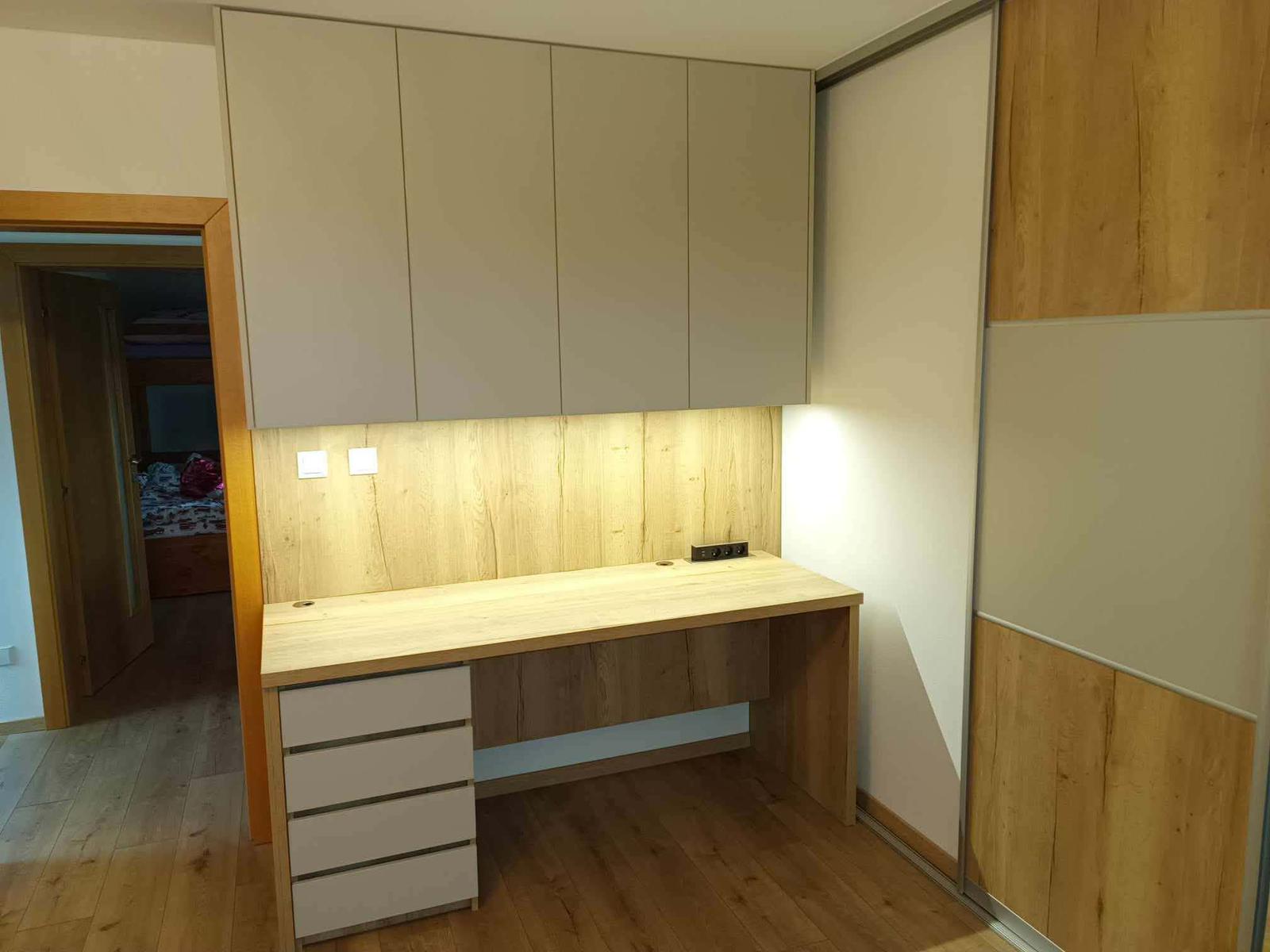 Pracovný kút s úložným priestorom — Interiér, zákazková práca Stolárstva Iľaš